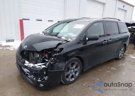 2016 Toyota Sienna Se 8 Passenger z USA, uszkodzony, nr VIN 5TDXK3DC0GS710053